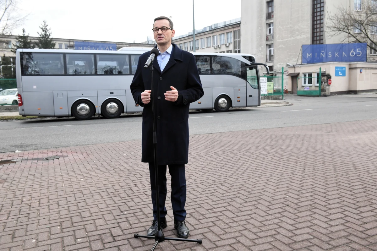 Podjąłem decyzję o odwołaniu wizyty polskiej delegacji na szczyt V4 w Izraelu - poinformował premier Mateusz Morawiecki. Po godz. 12 szczyt został odwołany. Premier Czech Andrej Babisz poinformował, że szefowie rządów Czech, Słowacji i Węgier odbędą jednak w Jerozolimie spotkania dwustronne z Benjaminem Netanjahu. 