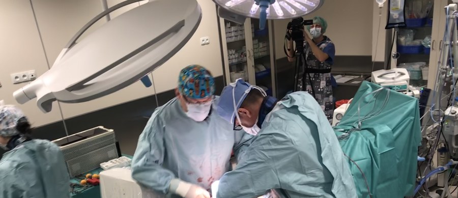 Wyjątkowa 50. operacja skrzywienia kręgosłupa u dziecka odbyła się dziś w szpitalu w Szczecinie-Zdrojach. Wykonane na zamówienie tytanowe śruby, które mają wyprostować zgięty pod kątem prawie 90 stopni kręgosłup przyjechały z Francji.