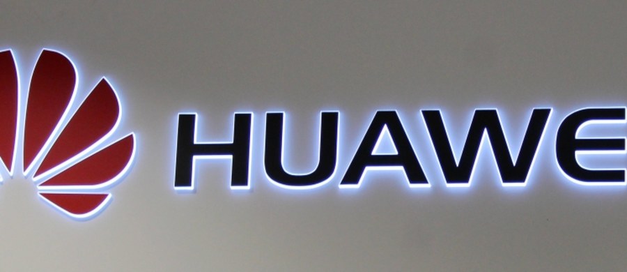 Chiński koncern Huawei kontratakuje. Firma opublikowała oświadczenie, w którym twierdzi, że "niedawno mała grupa amerykańskich urzędników próbowała wywrzeć presję na kraje europejskie, aby wykluczyły Huawei z ich rynków". "Ich oskarżenia są całkowicie bezpodstawne, a zachowanie szokujące" - czytamy w dokumencie. 