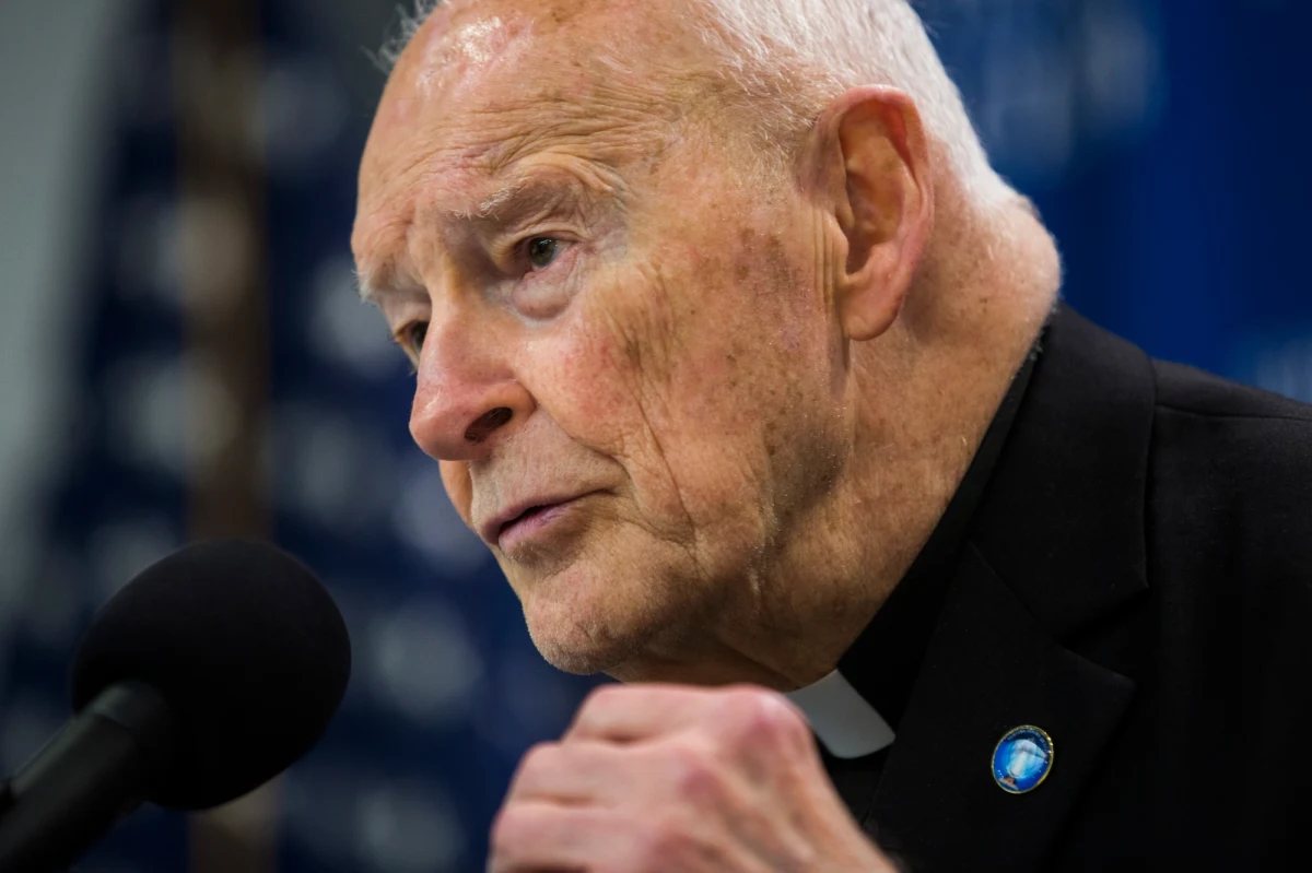 Każdy ksiądz winny pedofilii i każdy biskup, który ją tuszował, powinien zostać wydalony z Kościoła - takie stanowisko przedstawił w poniedziałek jeden z rzeczników ofiar Peter Isely przed zbliżającym się szczytem w Watykanie na temat ochrony nieletnich.