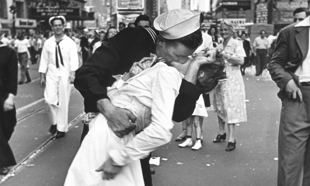 W wieku 95 lat zmarł George Mendonsa marynarz ze słynnego zdjęcia. Fotografia całującej się pary na Times Square w Nowym Jorku stała się symbolem końca II wojny światowej.