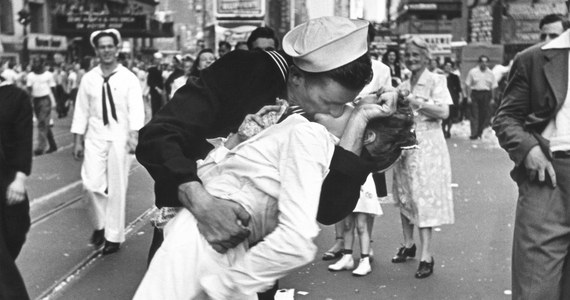 W wieku 95 lat zmarł George Mendonsa marynarz ze słynnego zdjęcia. Fotografia całującej się pary na Times Square w Nowym Jorku stała się symbolem końca II wojny światowej.