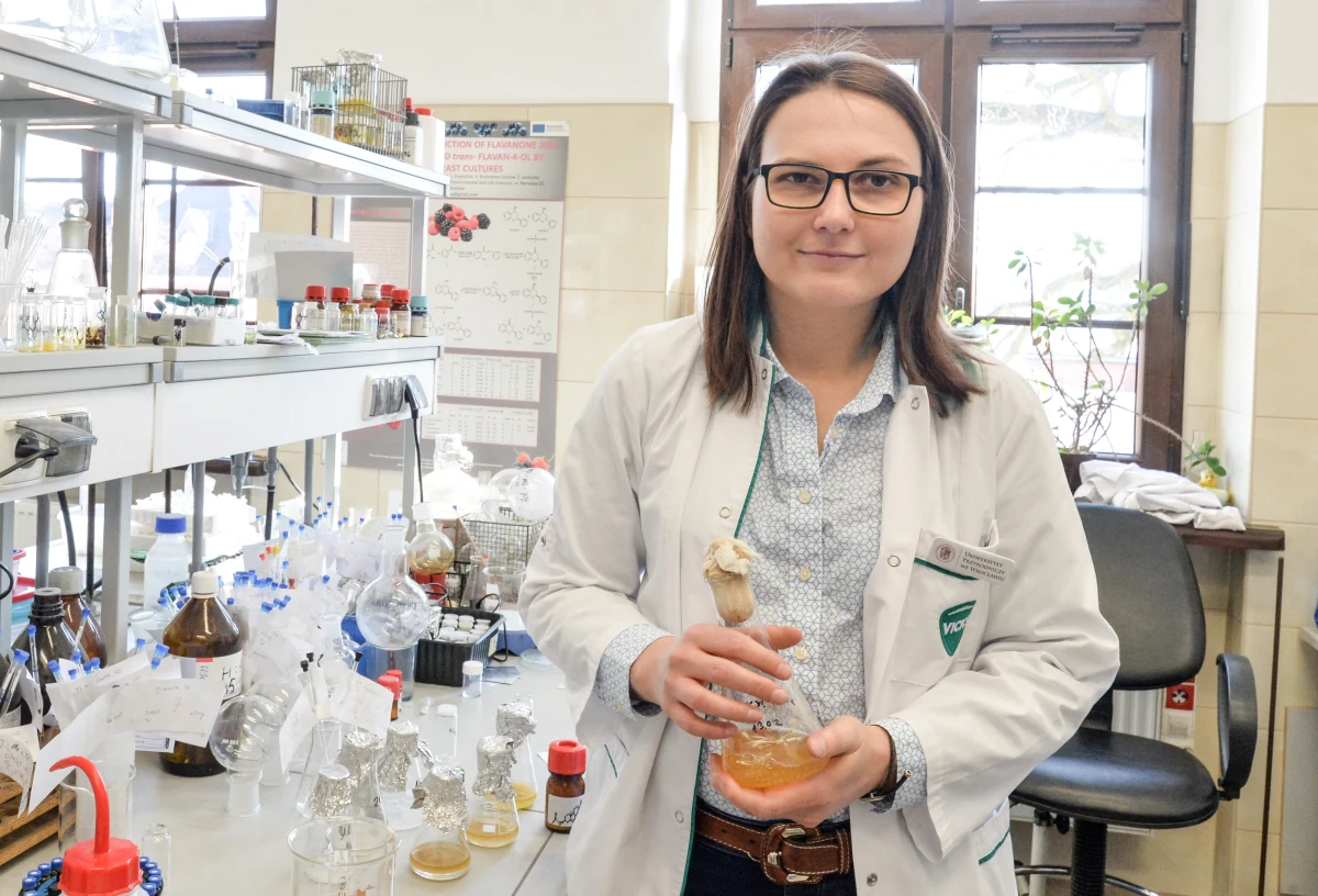 Jedne związki chemiczne zmienia w inne, które być może w przyszłości pomogą w leczeniu nowotworów. Do specjalnej biotransformacji używa grzybów, które można znaleźć w jaskiniach na Dolnym Śląsku. Wkrótce, Ewa Kozłowska z Uniwersytetu Przyrodniczego we Wrocławiu wyniki swoich badań zaprezentuje na Międzynarodowej Wystawie Wynalazków w Genewie.