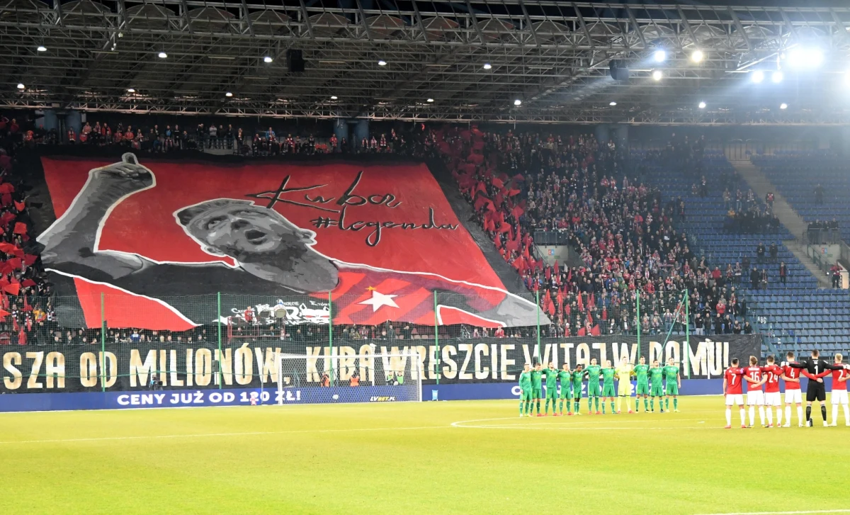 W poniedziałkowym meczu piłkarskiej ekstraklasy Wisła Kraków pokonała Śląsk Wrocław 1:0. Bohaterem spotkania został Jakub Błaszczykowski, który strzelił - z rzutu karnego - zwycięskiego gola.