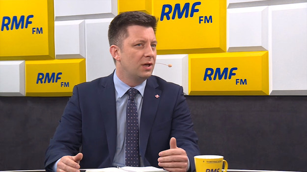 "Zarówno z Izraelem, jak i z Iranem, jak i wszystkimi naszymi partnerami zagranicznymi chcemy mieć jak najlepsze relacje" - zapewnia w Porannej rozmowie w RMF FM Michał Dworczyk. Szef kancelarii premiera przekonuje, że "cały czas jesteśmy jednym z bardzo ważnych partnerów Izraela w Europie, jeżeli nie najważniejszym". "Zdarzają się napięcia i te wypowiedzi skandaliczne polityków izraelskich, które nie powinny się pojawić w przestrzeni publicznej, należą do kategorii zdarzeń, które określamy jako napięcie, natomiast nie mówmy o zniszczeniu relacji polsko-izraelskich, bo takie głosy też się pojawiają, a są one nieprawdziwe" - uważa gość Roberta Mazurka.


Jak dodaje Dworczyk, premier Izraela Benjamin Netanjahu w rozmowie z premierem Mateuszem Morawieckim potwierdził, że jego wypowiedź została zmanipulowana. O wypowiedzi p.o. ministra spraw zagranicznych Izraela Israela Katza, Dworczyk mówi: "haniebna, rasistowska". Zauważa, że spotkała się też ze zdecydowanym sprzeciwem szeregu środowisk żydowskich. Myślę, że to pokazuje, w jakim miejscu jesteśmy dzisiaj, jeszcze rok temu nie mogliśmy liczyć na takie wsparcie - podkreśla. 

W zeszłym tygodniu Stały Komitet Rady Ministrów przyjął rozwiązania legislacyjne, które doprowadzą m.in. do tego, że Uber zacznie płacić podatki w Polsce - deklaruje Dworczyk. Jestem przekonany, że w tym roku ta ustawa wejdzie w życie - dodaje. Szef kancelarii premiera podkreśla, że poza podatkowymi kwestiami zostanie tam uregulowany szereg ważnych spraw. Będą m.in. wymogi testów psychofizycznych dla osób prowadzących samochody Ubera.

Dworczyk uważa też, że powinny być przepisy dotyczące elektrycznych hulajnóg, tak by nie stwarzały one żadnych zagrożeń. Według mojej wiedzy w tej chwili toczą się prace nad projektem legislacyjnym w resorcie infrastruktury. Uważam, że do końca tej kadencji będzie uchwalona ustawa, która to ureguluje - dodaje gość Roberta Mazurka.