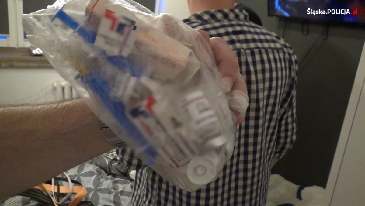 Dwóch mężczyzn oskarżonych w sprawie zatrucia dopalaczami nastolatków w Jastrzębiu Zdroju. Dwóch nieprzytomnych chłopców znaleziono w połowie czerwca ubiegłego roku na klatce schodowej na osiedlu Tysiąclecia. Śledztwo w tej sprawie właśnie się zakończyło i prokuratura przesłała do sądu akt oskarżenia. 