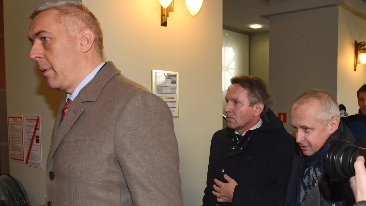 Wysyłamy wniosek o wyłączenie prokurator prowadzącej postępowanie sprawdzające ws. zawiadomienia o możliwości popełnienia przestępstwa przez Jarosława Kaczyńskiego - poinformował adwokat Roman Giertych. Prawnik domaga się jednocześnie wyznaczenia nowego prokuratora prowadzącego w drodze losowania oraz niezwłocznego wszczęcia śledztwa.