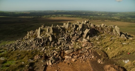 Brytyjscy geolodzy znaleźli w rejonie wzgórz Preseli w zachodniej Walii dwa miejsca, z których pochodziła część głazów megalitycznej budowli Stonehenge. Ich odkrycie, opisane na łamach czasopisma "Antiquity" rzuca światło na to, jak i kiedy te głazy stamtąd wydobyto. Zdaniem naukowców, pracujących pod kierunkiem badaczy z University College London odkrycie może przybliżyć nas do odpowiedzi na najważniejsze pytanie dotyczące Stonehenge, o to dlaczego głazy transportowano tam z tak daleka. 