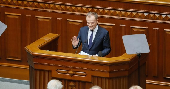 "Nie może być sprawiedliwej Europy bez niepodległej i bezpiecznej Ukrainy" – oświadczył przewodniczący Rady Europejskiej Donald Tusk, występując we wtorek w parlamencie w Kijowie w piątą rocznicę śmierci uczestników protestów z przełomu 2013 i 2014 r.
