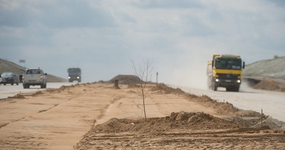 Ważne budowy dróg w całym kraju zagrożone. Jak wynika z ustaleń RMF FM duże zagraniczne firmy - między innymi włoski koncern Salini Impregilo - przerywają prace i chcą waloryzacji kontraktów. Poważnie zastanawiają się też nad zerwaniem kontraktów. W sumie może chodzić o co najmniej kilkanaście odcinków dróg, m.in. obwodnicę Częstochowy.