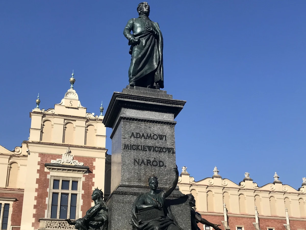 Inskrypcja "Adamowi Mickiewiczowi Naród." na cokole pomnika wieszcza na Rynku Głównym w Krakowie zostanie zmieniona. Wszystko przez błędny zapis, a dokładniej - kropkę znajdującą się na końcu.