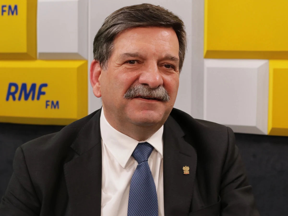 „Z całą pewnością jednym z efektów tych zmian jest to, że znakomicie wzrosły obroty w gastronomii” - tak o wpływie zakazu handlu w niedziele na gospodarkę mówił w Popołudniowej rozmowie w RMF FM poseł PiS Janusz Śniadek. Jak podkreślił w rozmowie Marcin Zaborski, według Biura Analiz Sejmowych efektem zakazu jest m.in. to, że „małe sklepy najbardziej ucierpiały na zakazie handlu w niedziele. Jako jedyne podmioty w handlu detalicznym w wyniku ustawy odnotowały już straty w udziale w rynku”. „Z pewnym zażenowaniem czytałem tę analizę” - skomentował Śniadek. „W tej analizie są przytaczane różne teksty prasowe, dla mnie ewidentnie nieprawdziwe, przez lobby wielkiego handlu pisane” - stwierdził gość Popołudniowej rozmowy w RMF FM.