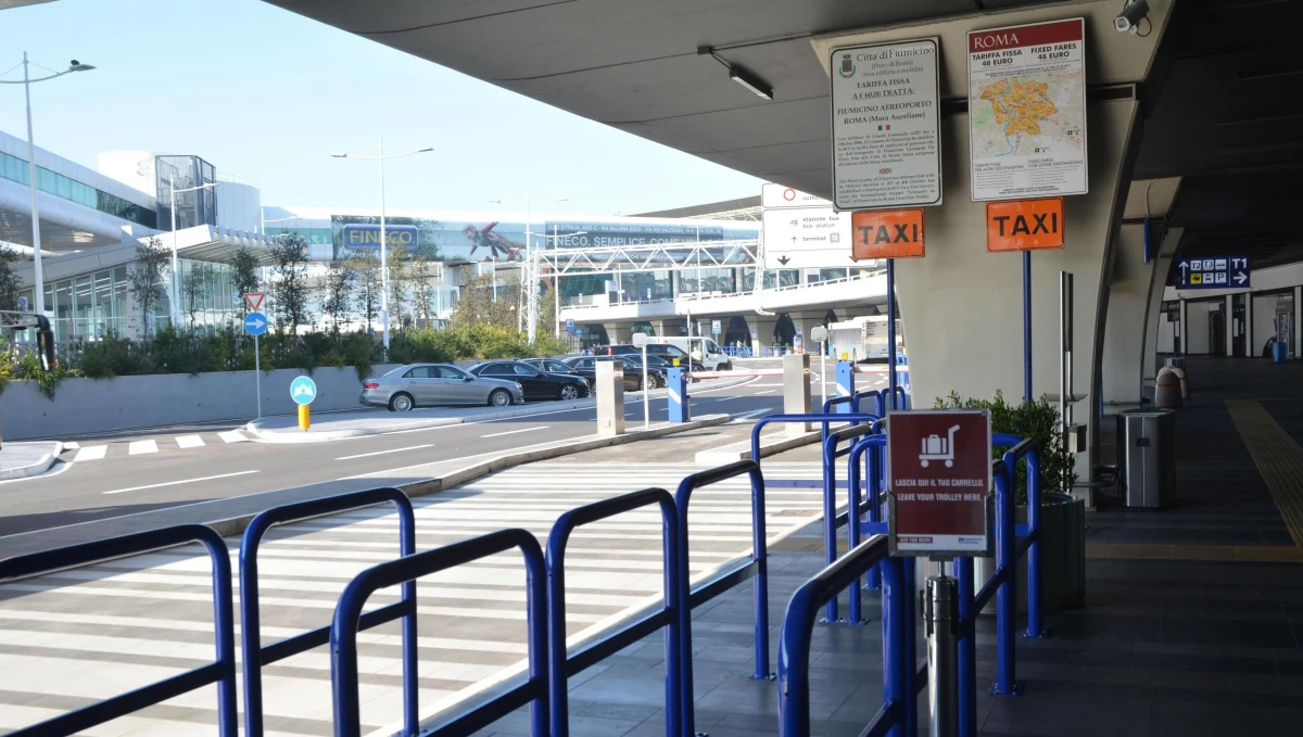 Rzymskie lotnisko Ciampino będzie dziś zamknięte - zarówno dla przylotów, jak i odlotów. 90 połączeń przeniesiono na Fiumicino. To rezultat niegroźnego, szybko ugaszonego pożaru w magazynie. Zapaliły się tam dwa worki ze śmieciami.