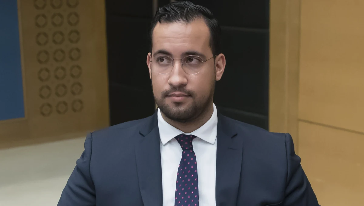 Alexandre Benalla, były bliski współpracownik prezydenta Emmanuela Macrona, został osadzony w tymczasowym areszcie w związku z prowadzonym dochodzeniem ws. stosowania przemocy podczas pierwszomajowej manifestacji w Paryżu w 2018 - podały źródła sądowe.