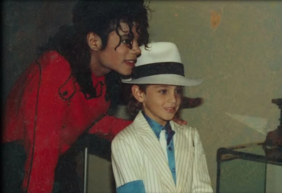 "Leaving Neverland" to trwający cztery godziny film dokumentalny o Michaelu Jacksonie. Producent i reżyser Dan Reed opowiada w nim o chłopcach, których król muzyki pop miał molestować, gdy byli dziećmi. Światowa premiera filmu odbyła się w styczniu na Sundance Film Festival w USA.  
