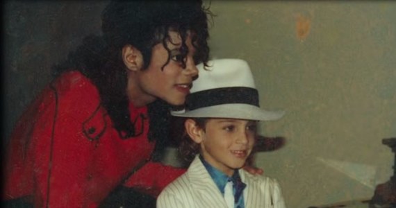 "Leaving Neverland" to trwający cztery godziny film dokumentalny o Michaelu Jacksonie. Producent i reżyser Dan Reed opowiada w nim o chłopcach, których król muzyki pop miał molestować, gdy byli dziećmi. Światowa premiera filmu odbyła się w styczniu na Sundance Film Festival w USA.  