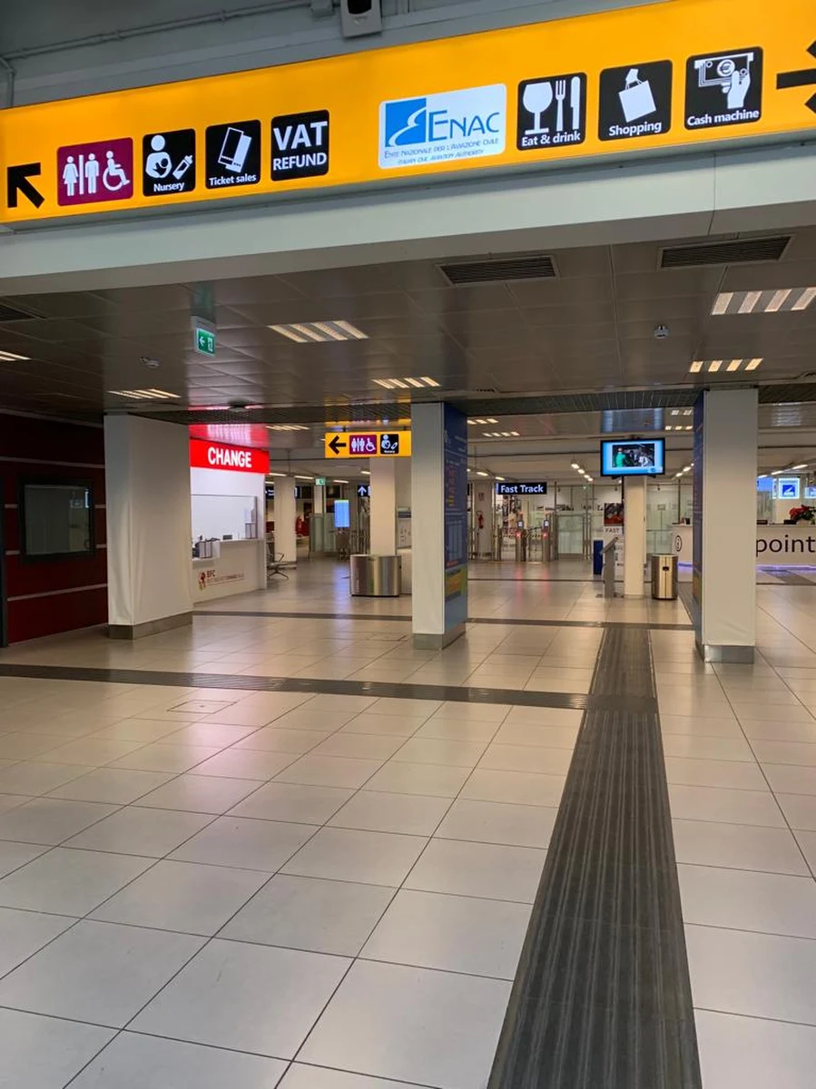 Kilkadziesiąt odlotów i przylotów przeniesiono w środę rano z zamkniętego rzymskiego lotniska Ciampino na Fiumicino. Port lotniczy został zamknięty po niegroźnym pożarze w magazynie. Personel naziemny pomaga pasażerom, przede wszystkim w transporcie.