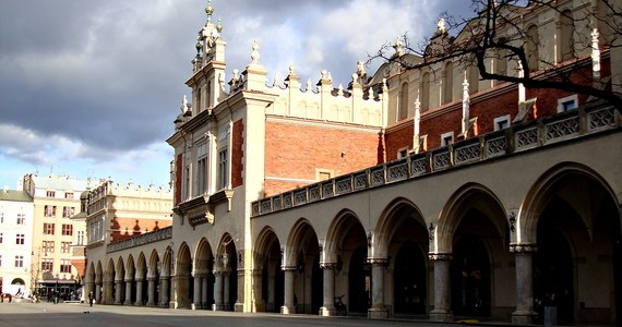 Pękające sklepienie Sukiennic na krakowskim Rynku zostanie wyremontowane – zapewnił prezydent Krakowa Jacek Majchrowski. Według niego Zarząd Budynków Komunalnych sprawdził uszkodzenia tynku i stwierdził, że nie zagrażają budynkowi.