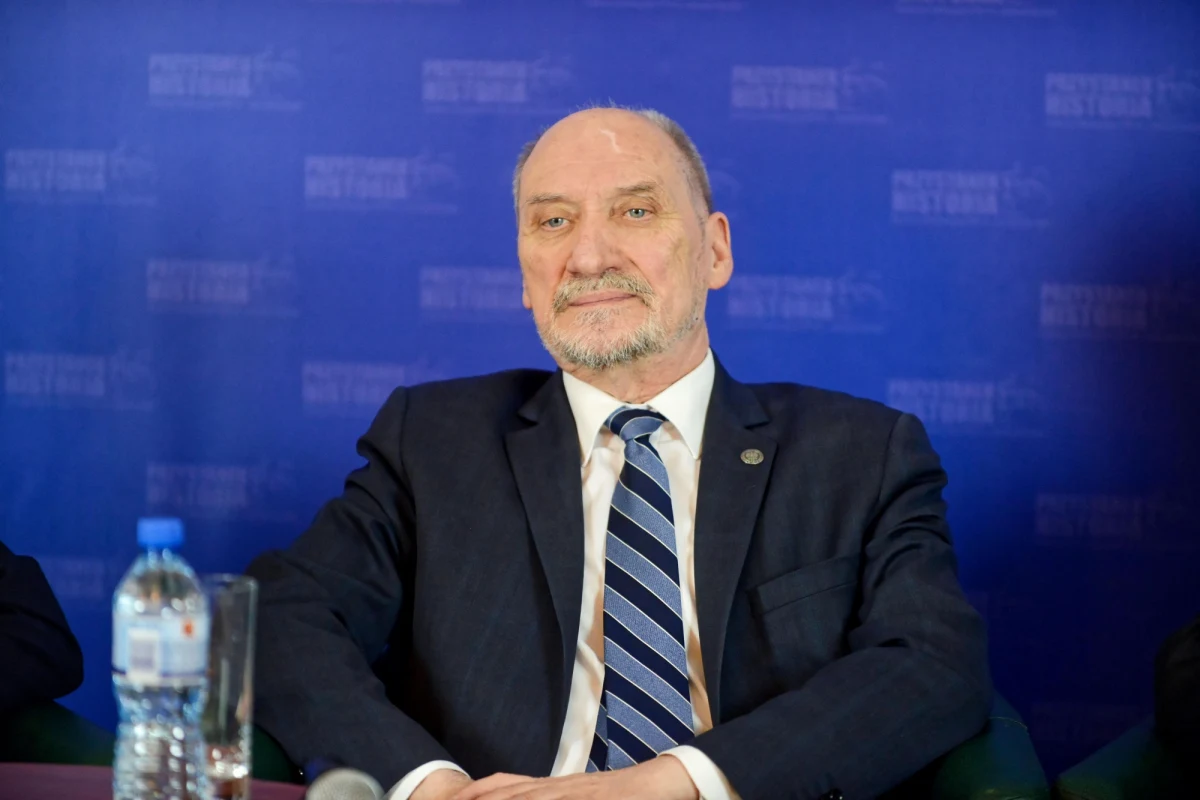 Platforma Obywatelska złożyła do IPN wniosek o ponowną lustrację Antoniego Macierewicza. Według PO w jednej z książek Tomasza Piątka opublikowano dokumenty dotyczące przeszłości byłego ministra obrony, które nie były znane podczas jego wcześniejszego procesu lustracyjnego.