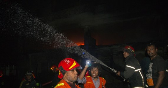Co najmniej 69 osób zginęło w pożarze budynku, do którego doszło w Dhaka, w stolicy kraju. Nie jest znana liczba rannych. Trwa akcja ratunkowa. Jak informują władze, liczba ofiar może wzrosnąć.
