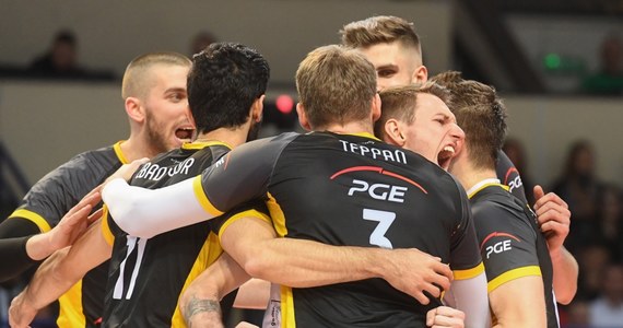 Notujący ostatnio gorsze wyniki siatkarze PGE Skra Bełchatów po zaciętym spotkaniu pokonali na Torwarze ONICO Warszawę 3: 2, wygrywając drugi mecz z rzędu w ekstraklasie. "Krok po kroku wracamy do dobrej dyspozycji" - ocenił rozgrywający mistrza Polski Grzegorz Łomacz.
