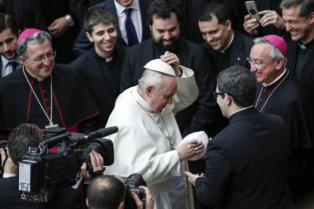 Od modlitwy rozpoczęło się w czwartek w Watykanie zwołane przez papieża Franciszka spotkanie na temat ochrony nieletnich w Kościele. W przemówieniu papież wezwał do "szczerej i pogłębionej dyskusji o tym, jak uporać się ze złem, które dręczy Kościół i ludzkość". "Oby był to czas nawrócenia" napisał na Twitterze papież.