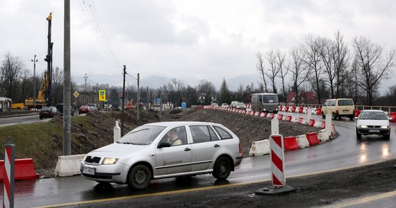 Jeżeli prace nie ruszą 15 marca, będziemy wyciągać konsekwencje – tak Generalna Dyrekcja Dróg Krajowych i Autostrad odpowiada koncernom, które przerywają roboty na polskich drogach, żądają więcej pieniędzy i grożą zerwaniem kontraktów. 
