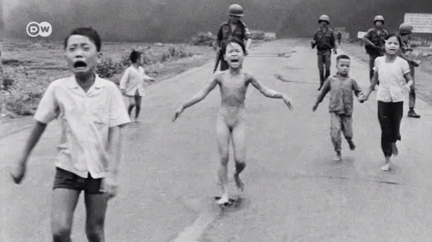 Dziewczynka, której zdjęcie zrobiono podczas wojny w Wietnamie, stała się jedną z najsławniejszych ofiar wojennych wszech czasów. Teraz opowiada o swoich dramatycznych przeżyciach. 