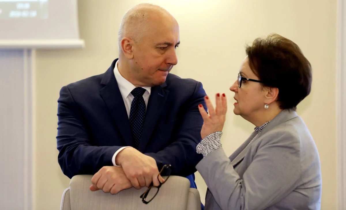 Nie będzie rekonstrukcji rządu przed wyborami do europarlamentu - deklarują politycy Prawa i Sprawiedliwości w rozmowach z reporterem RMF FM Patrykiem Michalskim. To oznacza, że kilkoro ministrów zamierza łączyć pracę w resortach z prowadzeniem kampanii wyborczej. Chodzi między innymi o szefa MSWiA Joachima Brudzińskiego czy minister edukacji Annę Zalewską, którzy już trafili na listy wyborcze Prawa i Sprawiedliwości. 