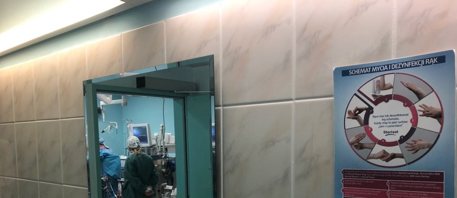 Jak mieć pewność, że ma się sterylnie czyste ręce? Poznańscy kardiochirurdzy testują nowoczesny skaner do rąk.