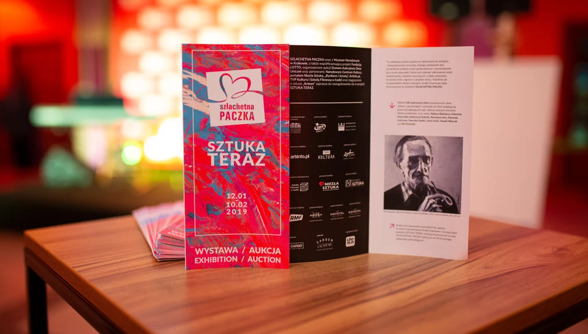 20 lutego w Domu Aukcyjnym Desa Unicum w Warszawie odbyła się licytacja ponad stu dzieł znakomitych polskich artystów, wybranych przez grono wybitnych ekspertów i kuratorów. Kupców znalazły m.in. prace Edwarda Dwurnika, Adama Bakalarza, Edwarda Lutczyna, Normana Leto, Szymona Kobusińskiego, Anny Włoczek czy Katarzyny Kukuły. Za rekordową cenę 22 tysięcy złotych. sprzedano obraz Andrzeja Lichoty. Dochód z aukcji trafi do młodych artystów i kuratorów oraz wesprze działalność Szlachetnej Paczki. Kwota wylicytowanych wczoraj dzieł wyniosła 226 tysięcy złotych.