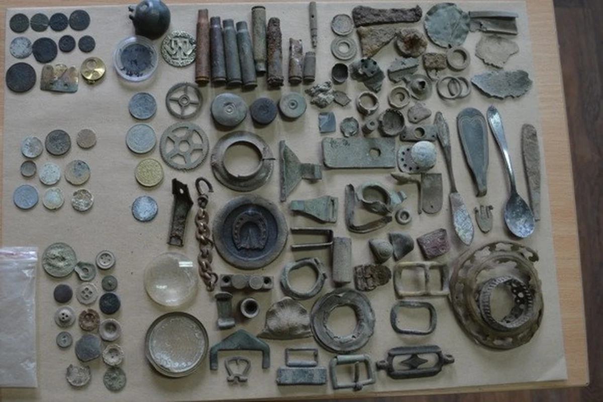 Niemal 200 cennych numizmatów, łuski, a także inne metalowe przedmioty z różnych okresów historycznych odnaleźli policjanci ze Złotowa u 33-letniego "samozwańczego archeologa". Mężczyźnie za przywłaszczenie grozi kara do trzech lat więzienia.