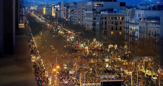 Kilkaset tysięcy mieszkańców Katalonii wzięło udział w czwartek w protestach przeciwko procesowi 12 katalońskich separatystycznych polityków przed hiszpańskim Sądem Najwyższym. W starciach z policją rannych zostało 46 osób, cztery osoby zatrzymano.