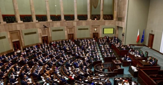 Kolejna wersja ustawy w sprawie cen prądu została przyjęta przez Sejm. Zagłosował za nią PiS i i Kukiz’15, przeciw była reszta opozycji.  W zmienionych przepisach zwiększono między innymi rolę Urzędu Regulacji Energetyki, który będzie miał wpływ na ceny przesyłu energii. To efekt skarg URE i uwag Komisji Europejskiej.