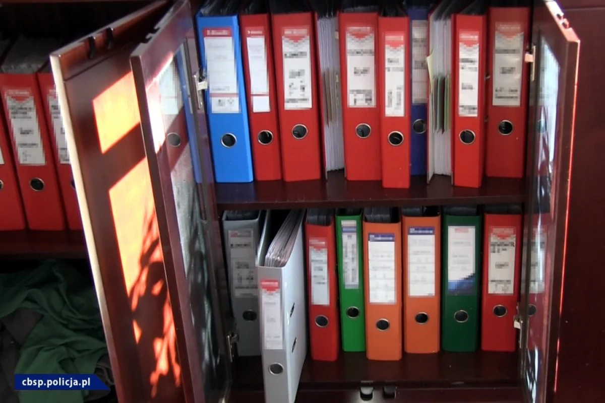 Gigantyczna akcja policjantów z CBŚP i KWP w Poznaniu. Rozbili grupę przestępczą, która jest podejrzana o wyłudzenie pożyczek ze środków Unii Europejskiej na łączną kwotę ponad 68 mln zł. Podczas akcji, przeprowadzonej jednocześnie w kilku miastach, zatrzymano 22 osoby oraz przeszukano ponad 120 siedzib firm i mieszkań podejrzanych. Na poczet kar zabezpieczono mienie warte 20 mln zł. 