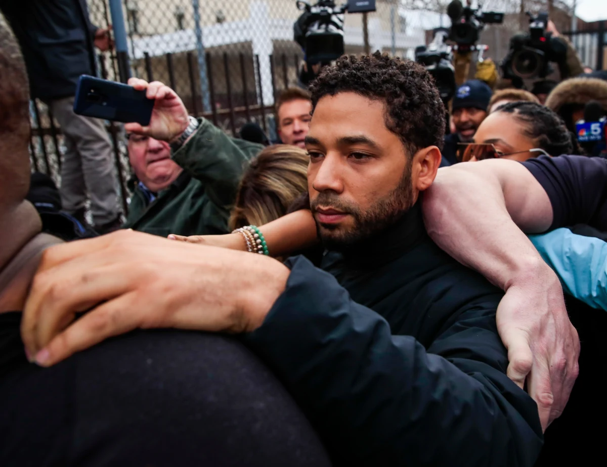 Aktor znany z serialu "Empire" Jussie Smollett sfingował napaść na siebie na tle rasistowskim i homofobicznym. Aktor wysyłał do siebie fałszywe maile z pogróżkami i mową nienawiści. 