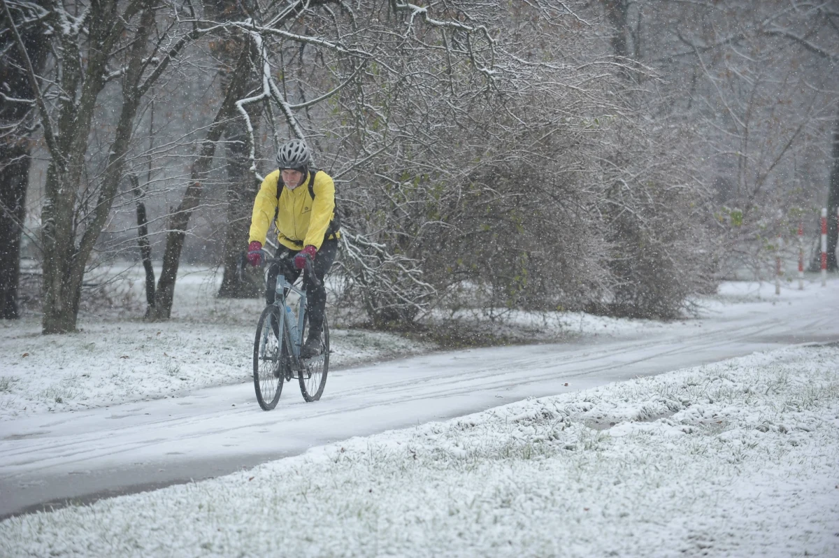 Po krótkim powiewie wiosny, do Polski powróciła zima. IMGW ostrzega przed gwałtowną zmianą pogody. W nocy - miejscami - temperatura spadła o kilkanaście stopni w ciągu kilku godzin. W ciągu dnia opady deszczu będą zamarzać. Na drogach będzie ślisko. Rano poprószyło m.in. w Małopolsce, oraz w woj. warmińsko-mazurskim. 