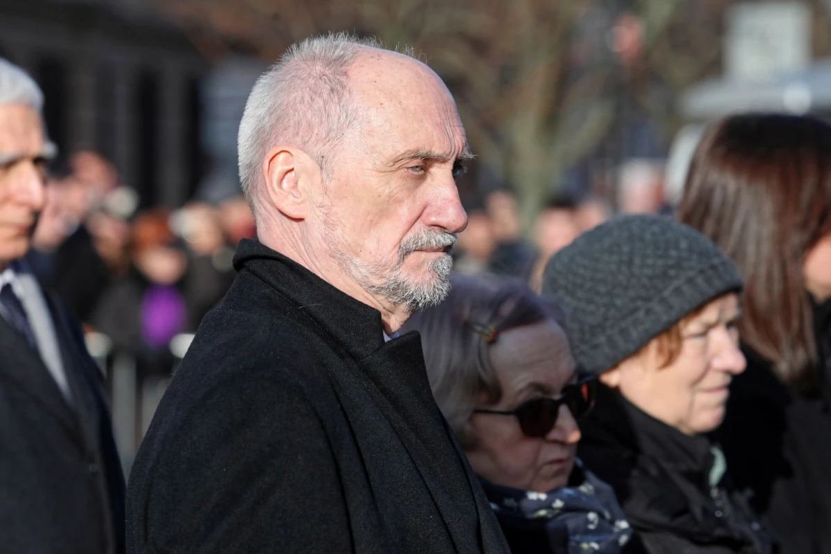 Podczas wypadku samochodowego ówczesnego szefa MON Antoniego Macierewicza jego kierowca nie miał zezwolenia na kierowanie pojazdami uprzywilejowanymi - wynika z ustaleń Onetu. W piątek, portal donosi, że służby podległe Macierewiczowi wystawiły dokumenty ekspresowo, kilkanaście dni po wypadku, do którego doszło 25 stycznia 2017 roku. 