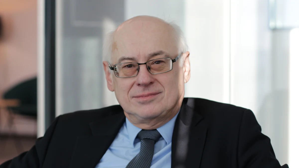 "Wiemy, kto jest 'jedynką'. 'Jedynką' (PiS w okręgu warszawskim – przyp.red) jest znakomity znawca UE, kiedyś minister ds. integracji, pan Jacek Saryusz-Wolski. Mamy niezwykle silną drużynę. To jest tak samo jak w skokach narciarskich” – tak Zdzisław Krasnodębski odpowiedział w Porannej rozmowie w RMF FM na pytanie, dlaczego został zrzucony do Wielkopolski. Wcześniej startował do Parlamentu Europejskiego z okręgu warszawskiego. "Nie chcę opowiadać historii rodziny, ale rzeczywiście po części jestem związany z Wielkopolską" – zapewnił.