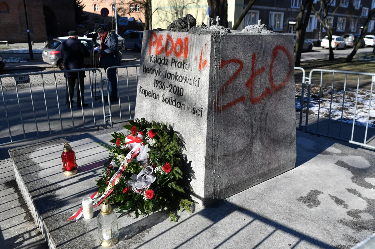 Dziś przesłuchani w prokuraturze mają zostać trzej mężczyźni, którzy w nocy ze środy na czwartek przewrócili w Gdańsku pomnik księdza Henryka Jankowskiego. W piątek możliwa jest próba jego ponownego ustawienia. W pobliżu pomnika zgromadzili się zwolennicy Henryka Jankowskiego oraz jego przeciwnicy. Doszło do przepychanek. W stronę policji poleciały wyzwiska. 