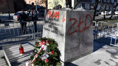 Na cokole pomnika ks. Jankowskiego pojawiły się czerwone napisy 