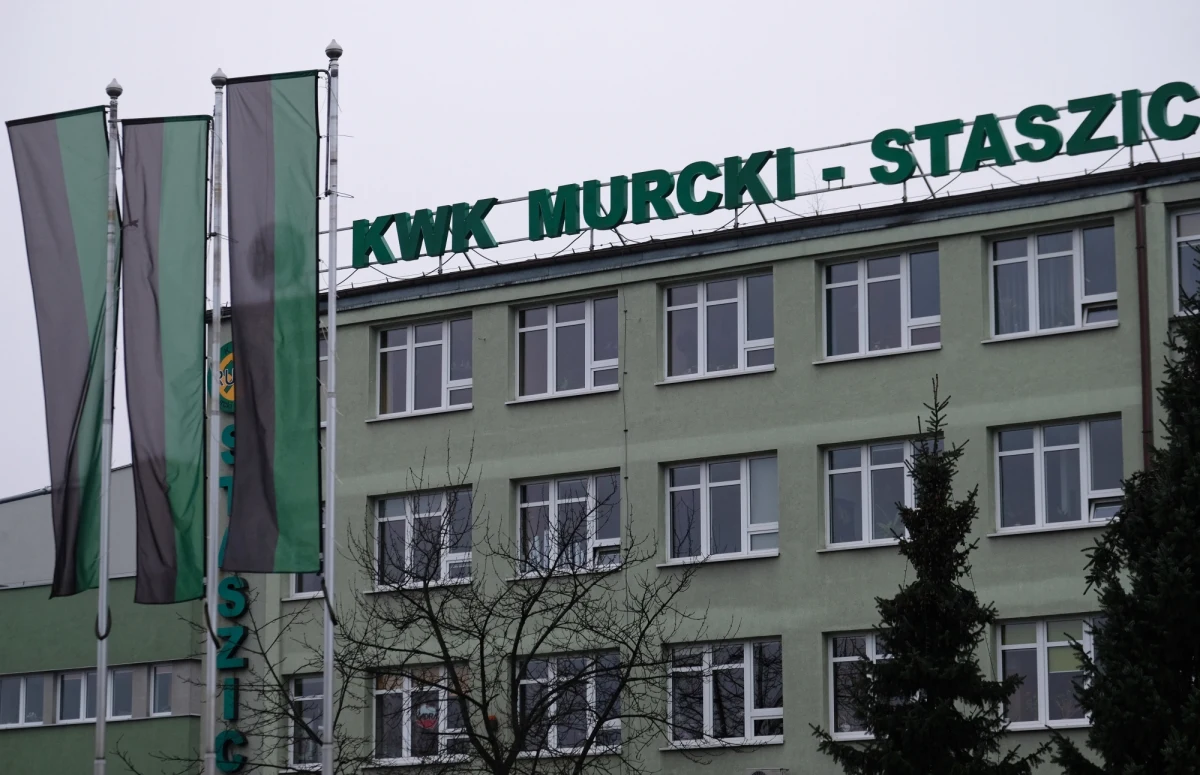 Górnicy, którzy zginęli w kopalni Murcki-Staszic w Katowicach, nie powinni wchodzić do rejonu, gdzie ich znaleziono. Legalna penetracja wyrobiska, z udziałem ratowników, była planowana na niedzielę - dowiedziała się Polska Agencja Prasowa.