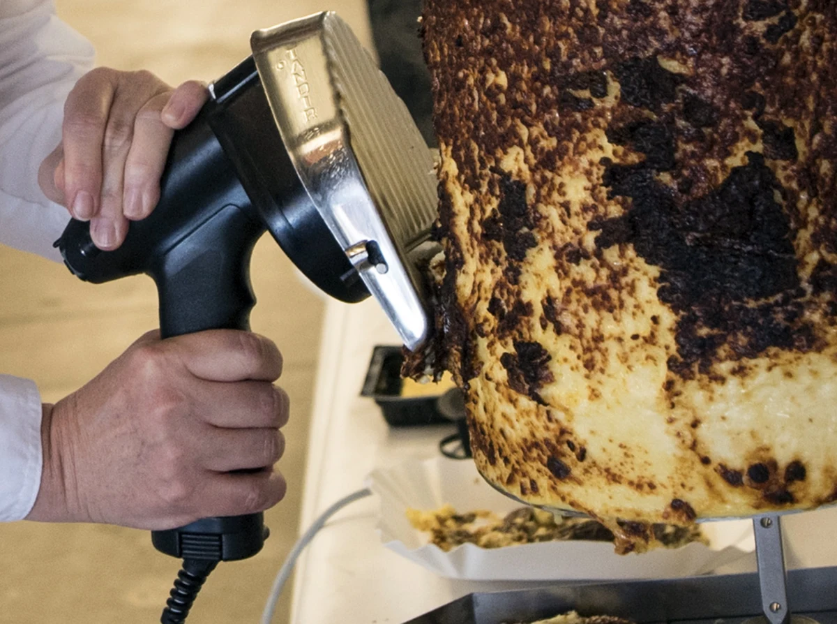 Kolejne doniesienia o salmonelli w mięsie importowanym z Polski. Po Czechach, teraz Słowenia wycofuje partie produktów z Polski. Chodzi o 45 kilogramów mięsa wołowego oraz indyczego. Miało ono trafić do kebabów.