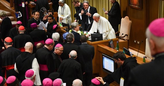 Francuscy biskupi zgodzili się przyznać rekompensatę finansową ofiarom molestowania seksualnego przez księży w przypadkach, które zgodnie z prawem francuskim uległy przedawnieniu - informuje Associated Press.