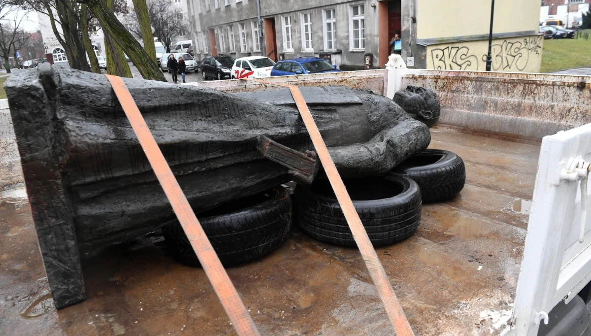 "Solidarność bierze za to odpowiedzialność" – mówi Karol Guzikiewicz, wiceprzewodniczący "Solidarności" w Stoczni Gdańskiej, który wraz z kilkudziesięcioma stoczniowcami postawił na nowo na cokół pomnik ks. prałata Henryka Jankowskiego. Jak informuje Urząd Miasta w Gdańsku inicjatorzy akcji zrobili to bez wymaganego pozwolenia. 