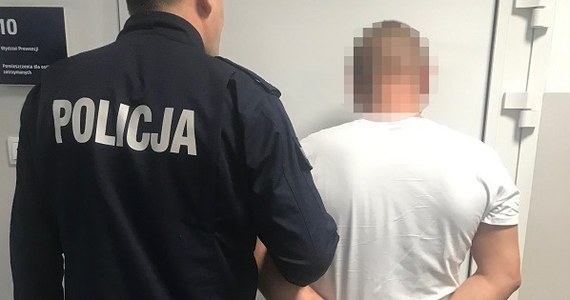 ​Worek z zawartością prawie kilograma narkotyków chcieli odbić przestępcy z rąk funkcjonariuszy policji w Gnieźnie. Mężczyźni, którzy zaatakowali policjantów chcą dobrowolnie poddać się karze. Grozi im do 10 lat więzienia.