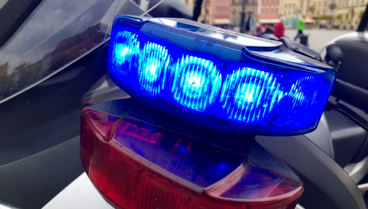 ​Dwa zarzuty zabójstwa usłyszał Sebastian R., 32-latek z Bolesławca na Dolnym Śląsku, który w piątek nad ranem śmiertelnie ranił swoją partnerkę. Zaatakował też nożem 3,5-letniego syna, a potem zrzucił go przez okno z drugiego piętra budynku.