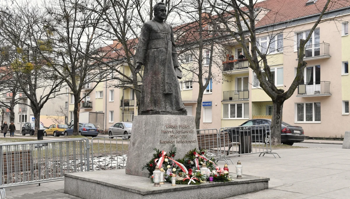 "Ponowne posadowienie pomnika ks. Henryka Jankowskiego przez Społeczny Komitet Budowy Pomnika jest niezgodne z prawem. W wymiarze symbolicznym napawa smutkiem i utrudnia dialog" - napisały w oświadczeniu p.o. prezydenta Gdańska Aleksandra Dulkiewicz oraz przewodnicząca Rady Miasta Gdańska Agnieszka Owczarczak. W sobotę rano z udziałem stoczniowców Stoczni Gdańskiej postawiono na nowo na cokół pomnik ks. prałata Henryka Jankowskiego.