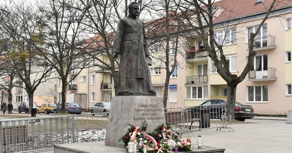 "Ponowne posadowienie pomnika ks. Henryka Jankowskiego przez Społeczny Komitet Budowy Pomnika jest niezgodne z prawem. W wymiarze symbolicznym napawa smutkiem i utrudnia dialog" - napisały w oświadczeniu p.o. prezydenta Gdańska Aleksandra Dulkiewicz oraz przewodnicząca Rady Miasta Gdańska Agnieszka Owczarczak. W sobotę rano z udziałem stoczniowców Stoczni Gdańskiej postawiono na nowo na cokół pomnik ks. prałata Henryka Jankowskiego.