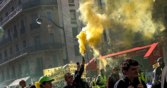 W sobotę w całej Francji w marszach "żółtych kamizelek" wzięło udział 46,6 tys. osób – podało ministerstwo spraw wewnętrznych.5,8 tys. osób manifestowało w Paryżu.